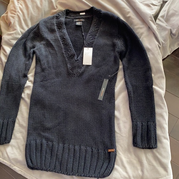 BCBG V-Neck sweater. Black. Size M. New with tags. - Picture 3 of 10